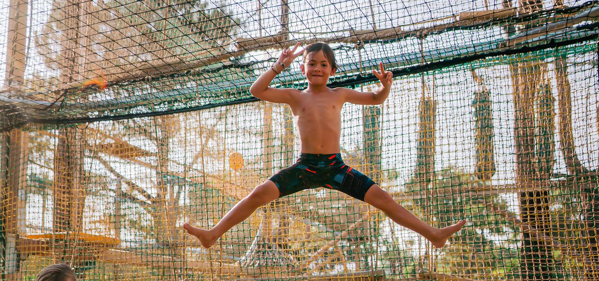 Camping san damiano aire de jeux trampolino garcon en l air
